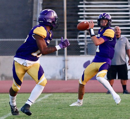 Johnny Cunha looks to wide receiver Damion Hernandez in the first quarter.